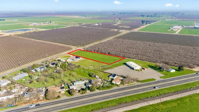 a view of a back yard