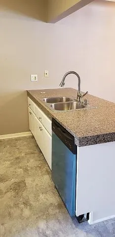 $77,000 | 995 North Cass Lake Road, Unit 221, Waterford, MI 48328