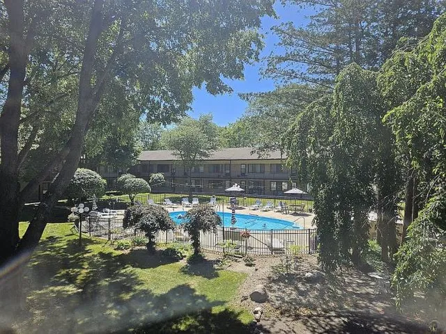 $77,000 | 995 North Cass Lake Road, Unit 221, Waterford, MI 48328