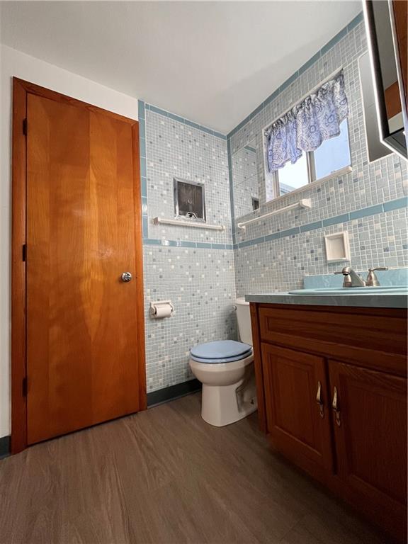 5124 Carnegie Street Pittsburgh, PA 15201 - Photo 20 of 44 a bathroom with a toilet a sink and mirror