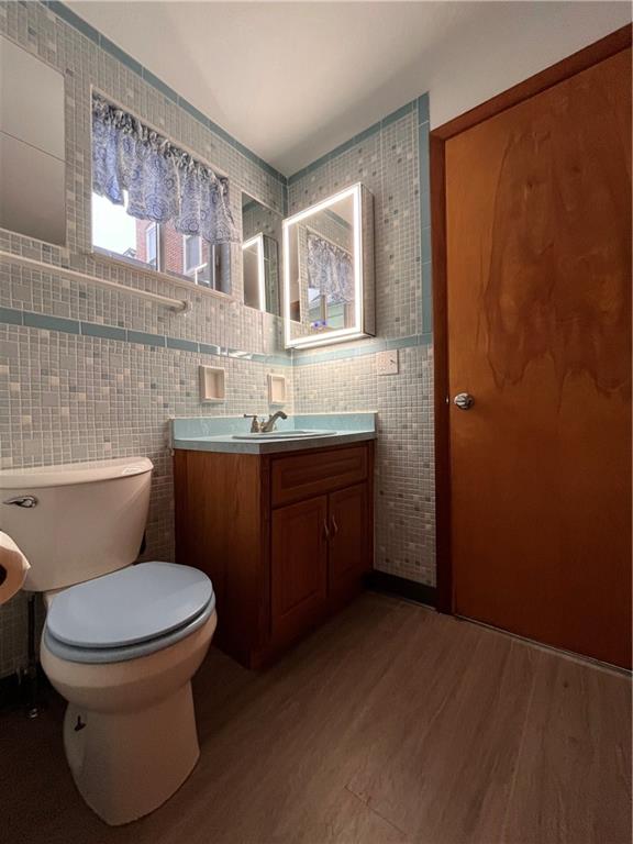 5124 Carnegie Street Pittsburgh, PA 15201 - Photo 22 of 44 a bathroom with a toilet a sink and mirror
