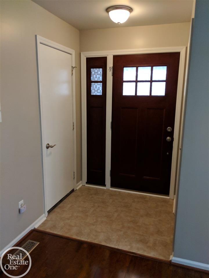 1613 Stonecrest Drive Rochester, MI 48307 - Photo 6 of 35 31373620-5.JPG