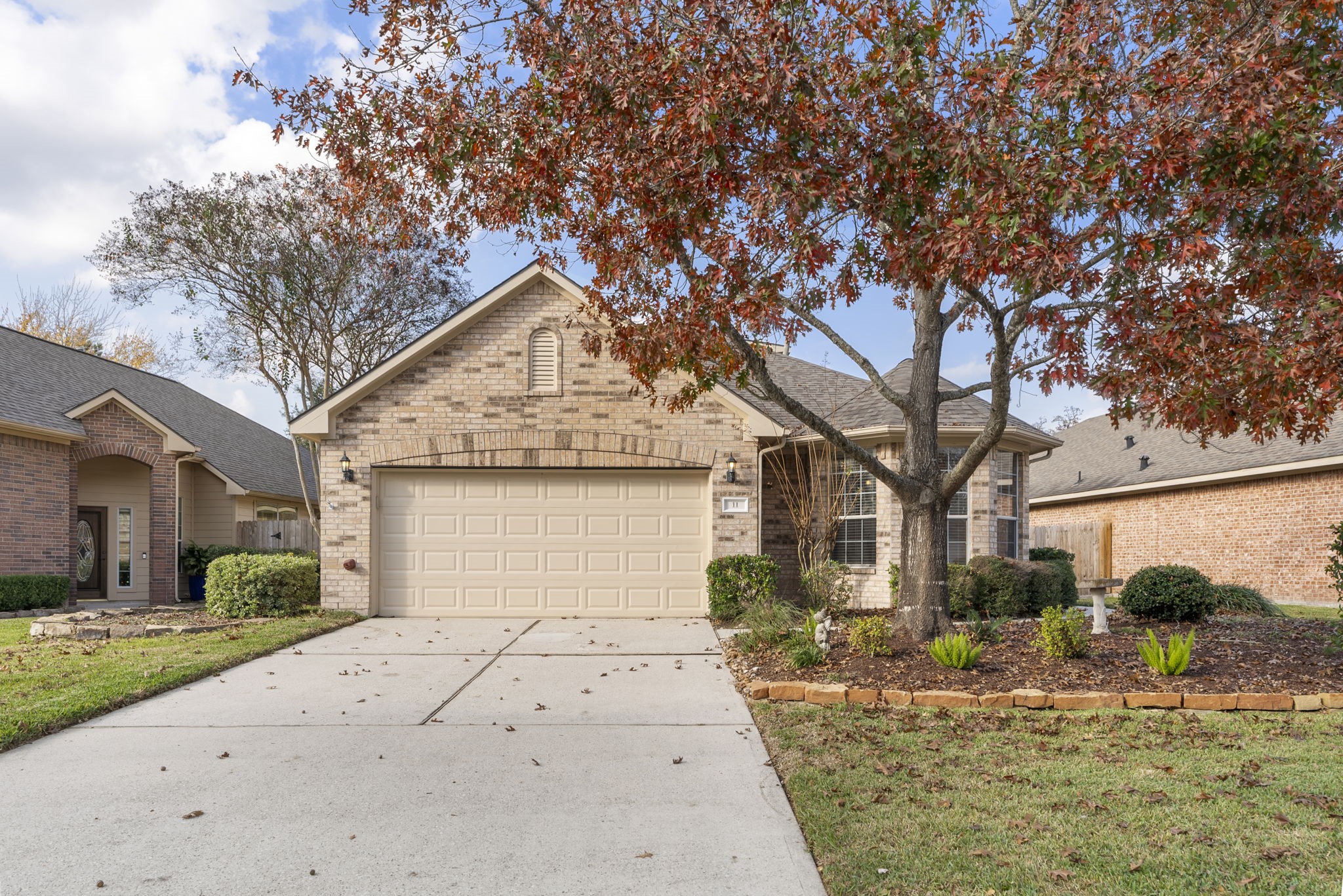 11 South Bendrook Loop Conroe, TX 77384 - Photo 26 of 27 a front view of a house with garden