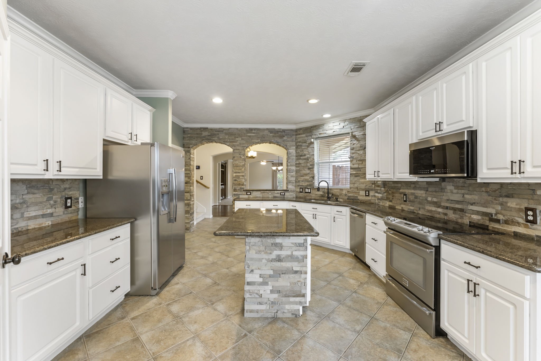11 South Bendrook Loop Conroe, TX 77384 - Photo 5 of 27 a large kitchen with cabinets