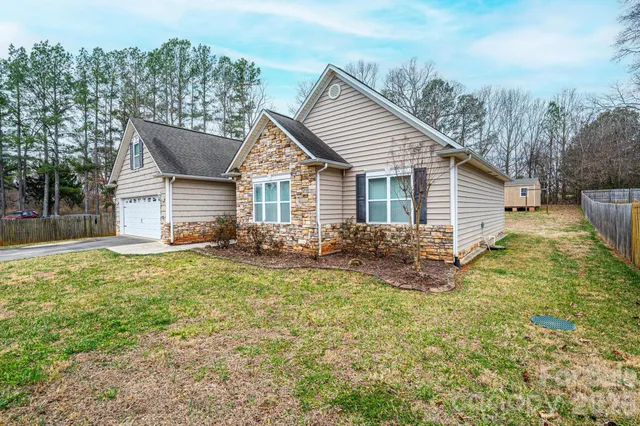 a view of a house with backyard and garden