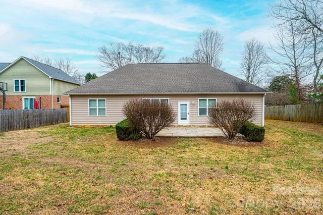 a view of a house with back yard
