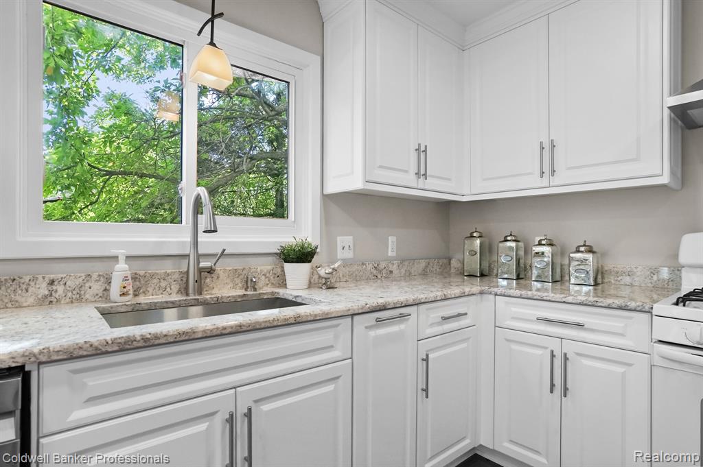 24143 Farmington Road Farmington, MI 48336 - Photo 19 of 60