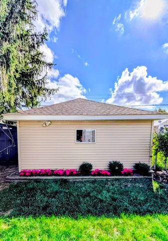 a view of a house with a backyard