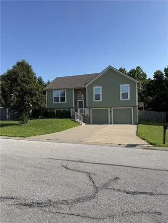 $325,000 | 1010 Northwest Scenic Drive, Grain Valley, MO 64029