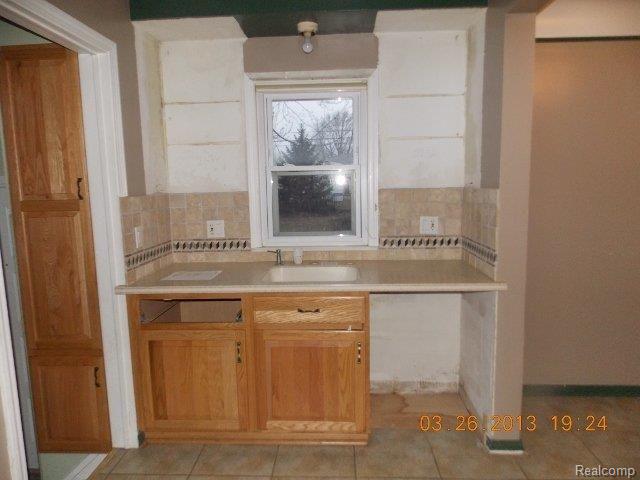 23795 Roxana Avenue Eastpointe, MI 48021 - Photo 4 of 13 DSCN2081 (640x480).jpg