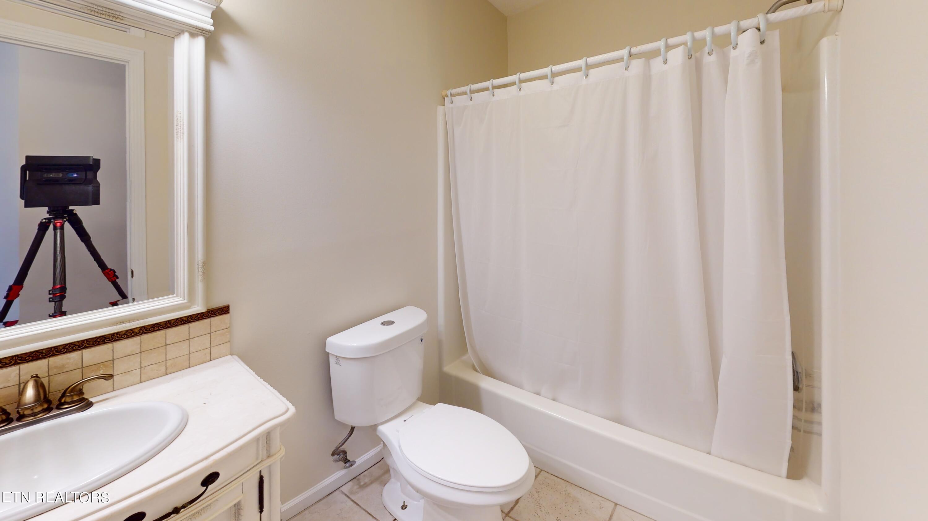 4981 Jonathan Drive Morristown, TN 37814 - Photo 25 of 47 Bathroom