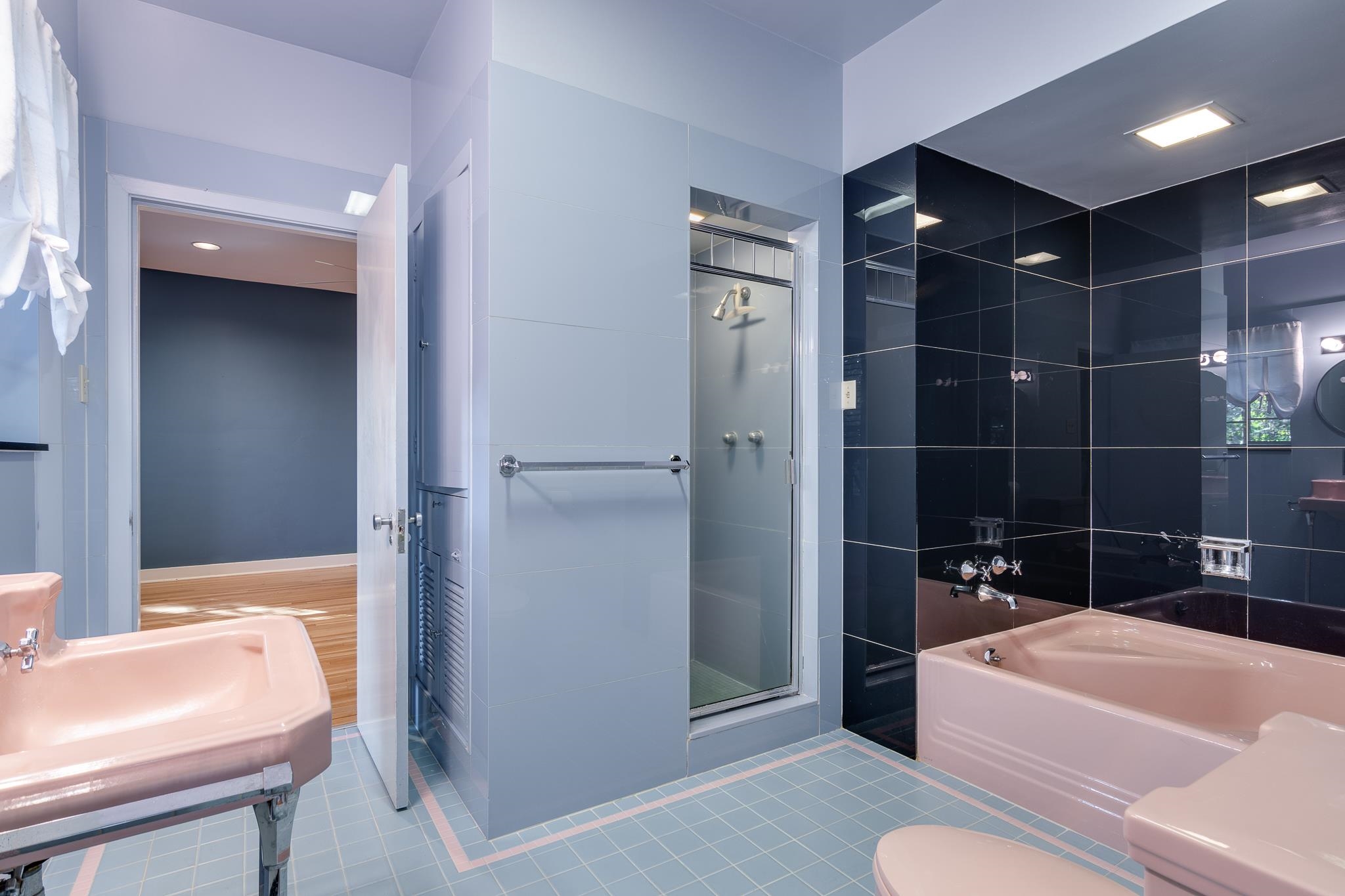 2929 Central Avenue Memphis, TN 38111 - Photo 14 of 25 a bathroom with a sink toilet and shower