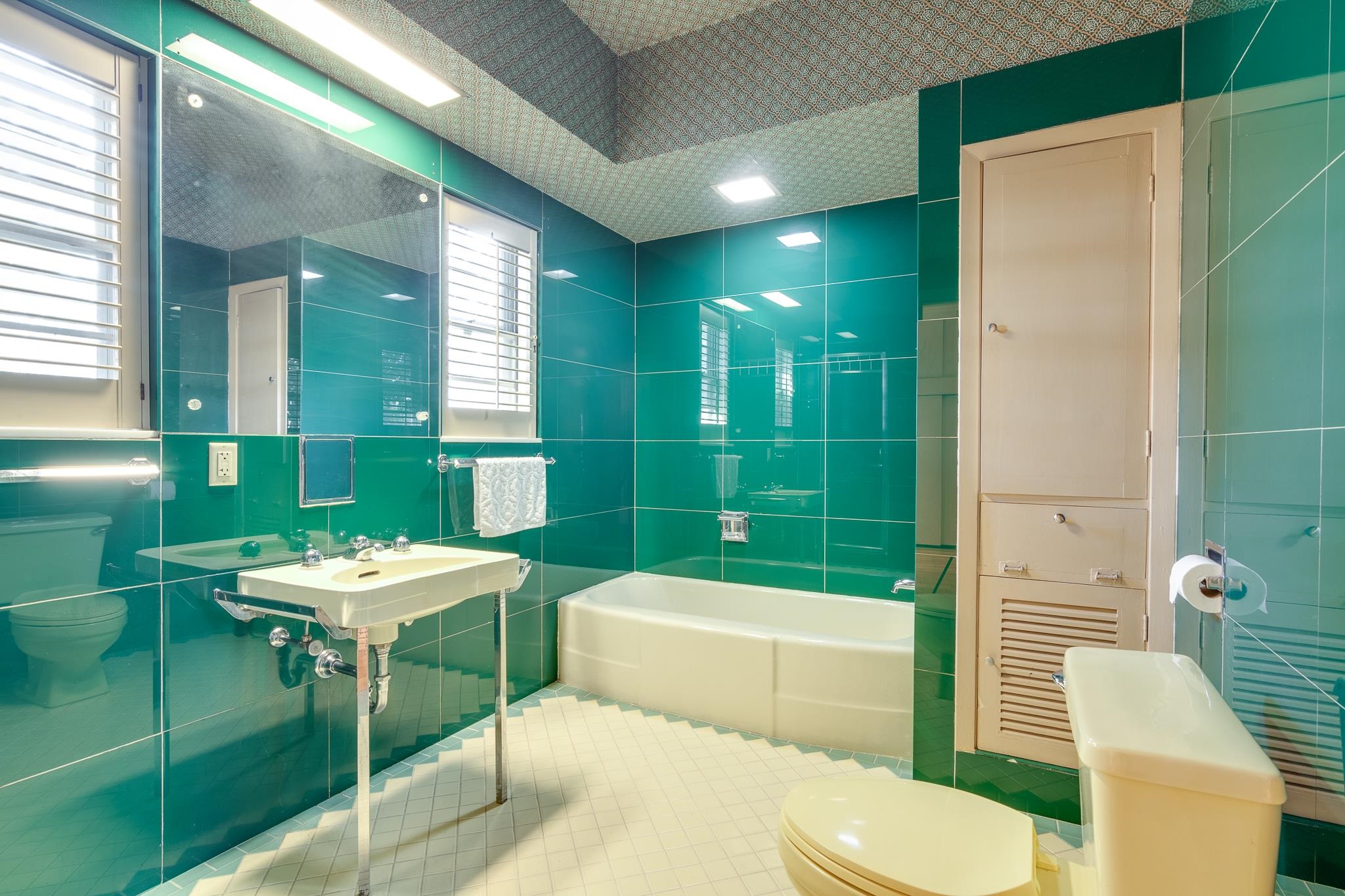 2929 Central Avenue Memphis, TN 38111 - Photo 17 of 25 a bathroom with a sink toilet and shower