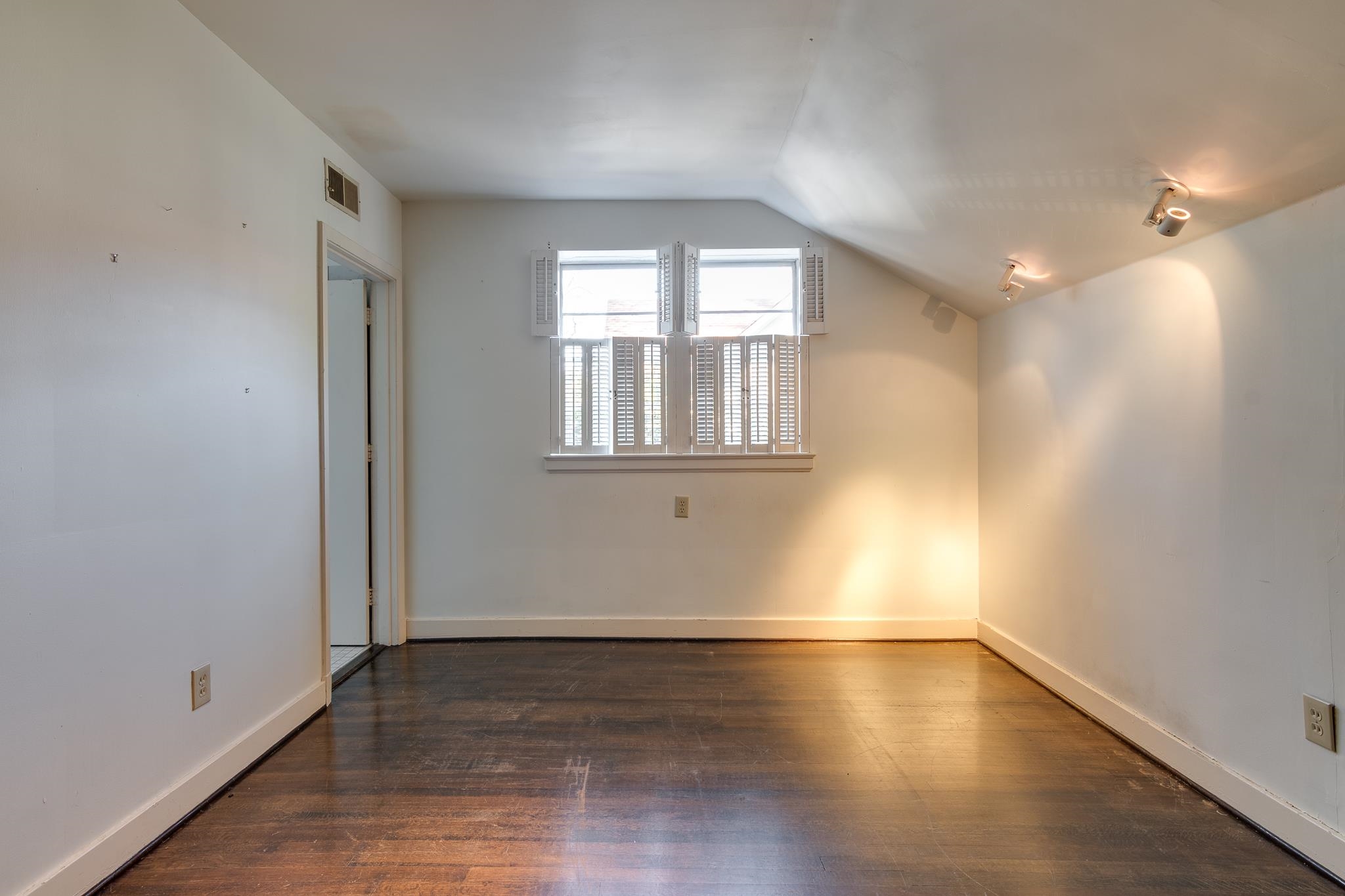 2929 Central Avenue Memphis, TN 38111 - Photo 21 of 25 an empty room with wooden floor and windows