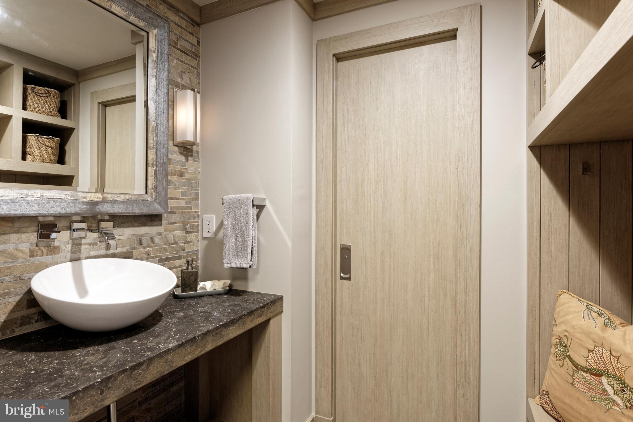 1231 Tottenham Court Reston, VA 20194 - Photo 50 of 86 Spa bathroom with private water closet