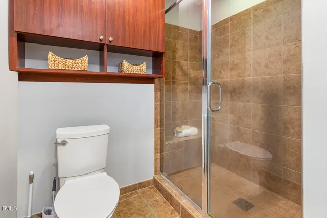 a bathroom with a toilet and a shower