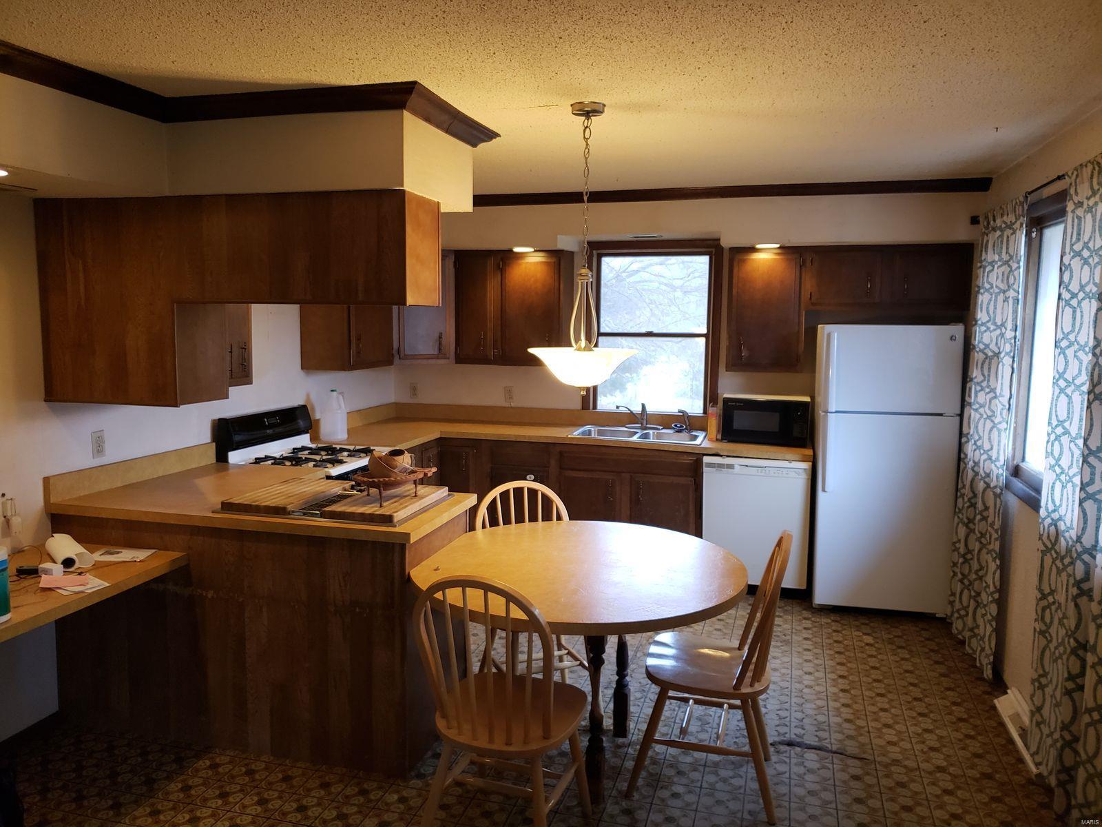 18540 White City Road Staunton, IL 62088 - Photo 3 of 28 Gallery Image 3