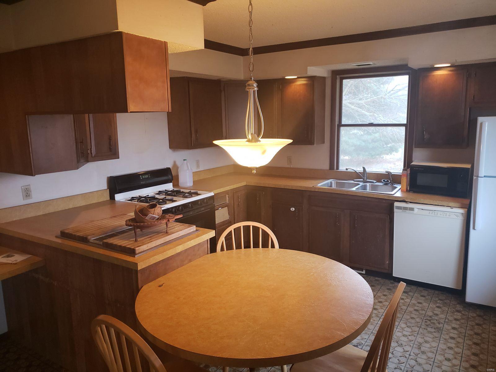 18540 White City Road Staunton, IL 62088 - Photo 4 of 28 Gallery Image 4