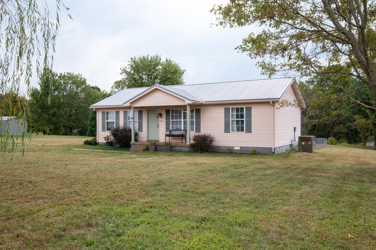 560 Gregory Road Westmoreland, TN 37186 - Photo 12 of 41 a front view of a house with a garden
