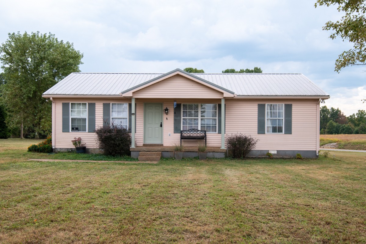 560 Gregory Road Westmoreland, TN 37186 - Photo 13 of 41 a front view of a house with a garden
