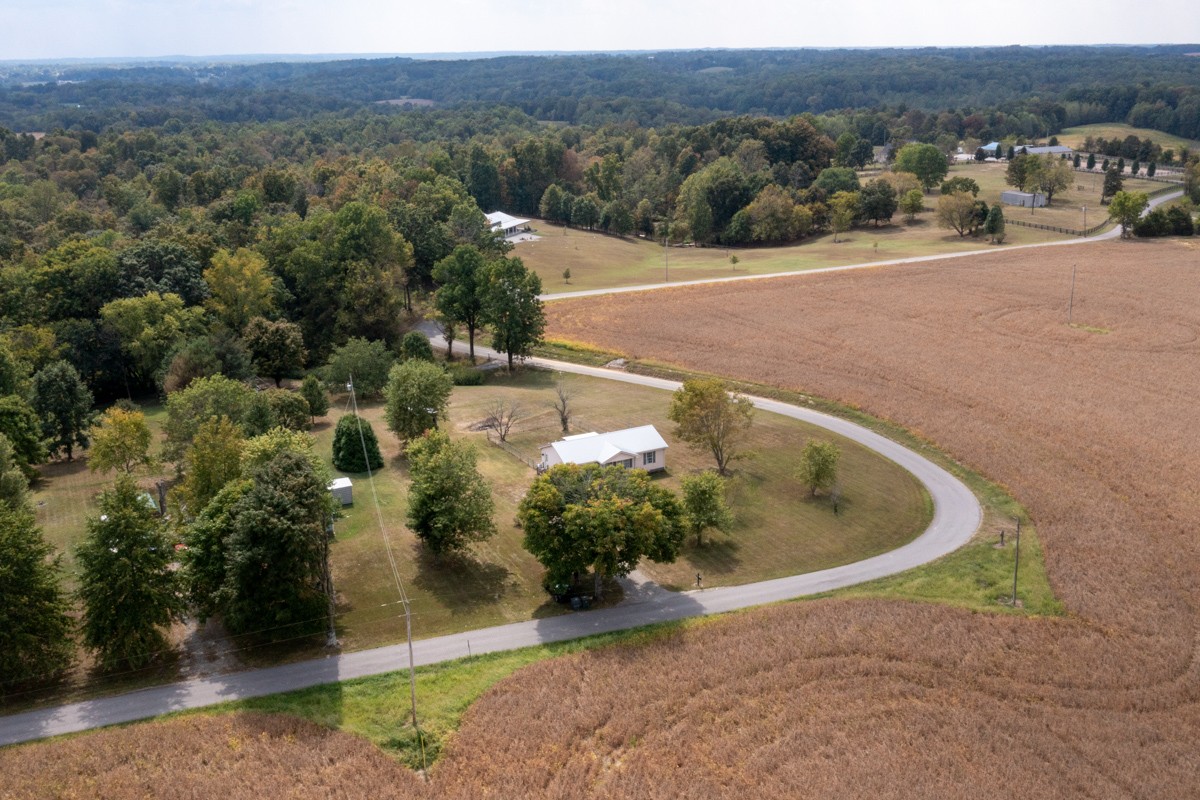 560 Gregory Road Westmoreland, TN 37186 - Photo 8 of 41 a view of a outdoor space