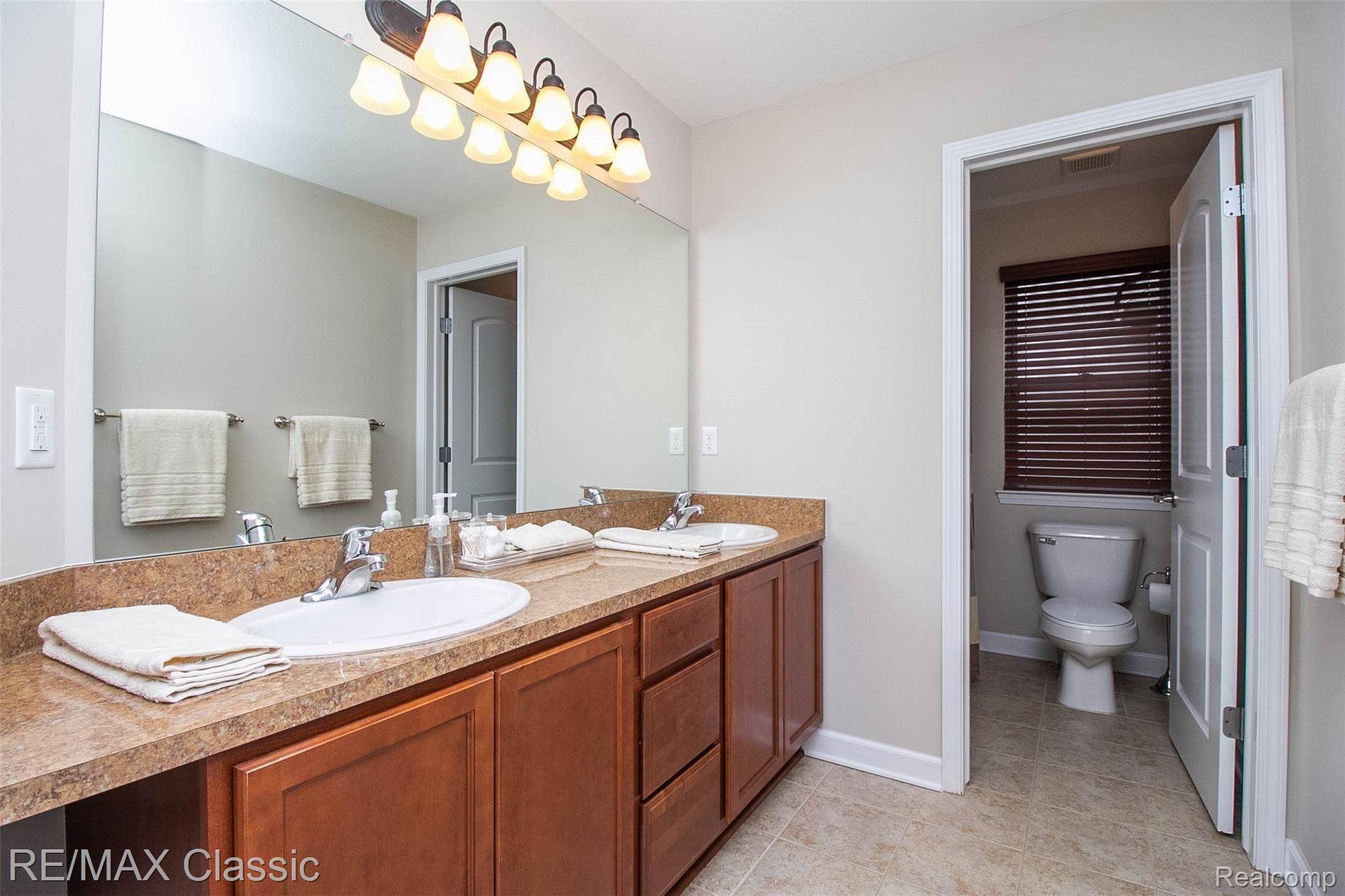 27135 Victoria Road Novi, MI 48374 - Photo 45 of 54 Upper bath