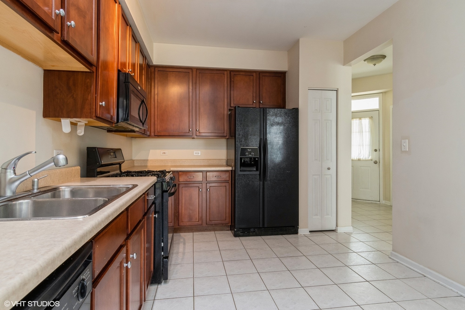 2966 White Thorn Circle Naperville, IL 60564 - Photo 5 of 15 a kitchen with stainless steel appliances granite countertop a refrigerator a sink and a stove