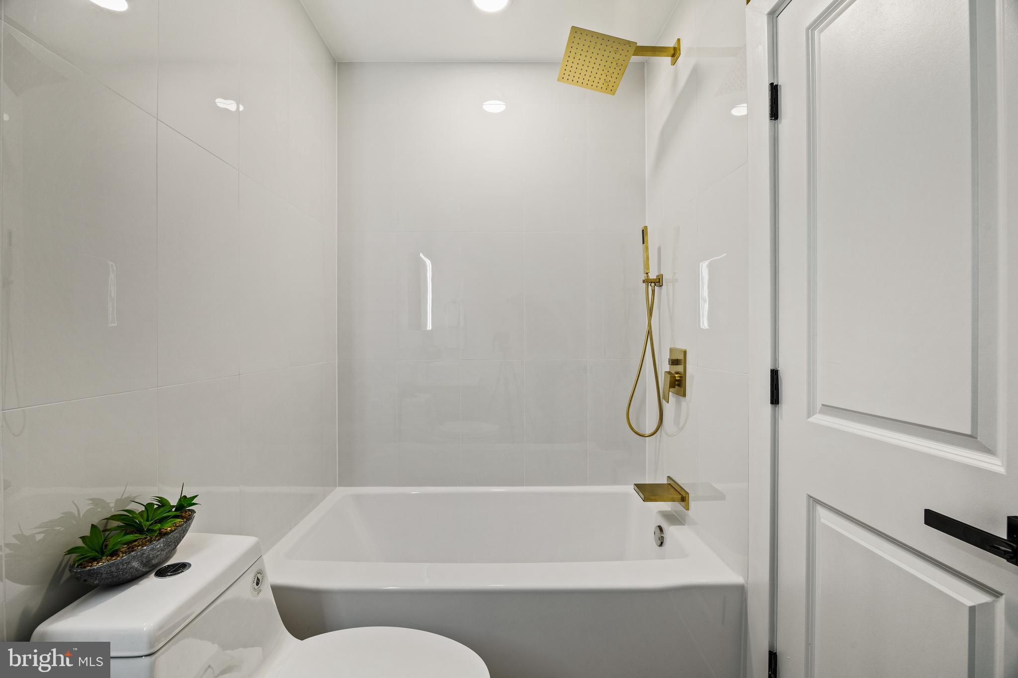 859 Selmer Road Philadelphia, PA 19116 - Photo 23 of 47 a bathroom with a bathtub