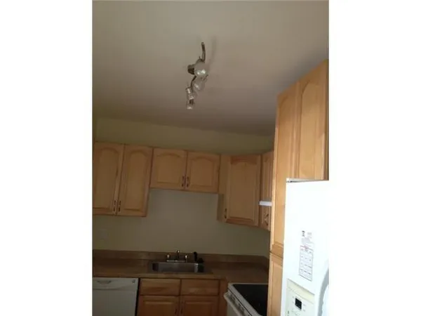 $1,650 | 4164 Inverrary Drive, Unit 806, Lauderhill, FL 33319