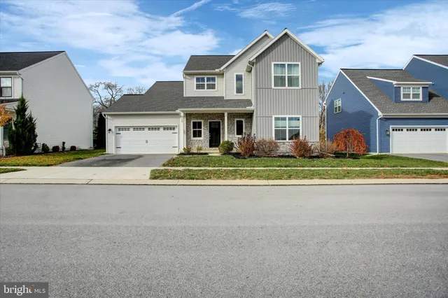 a view of a house with backyard