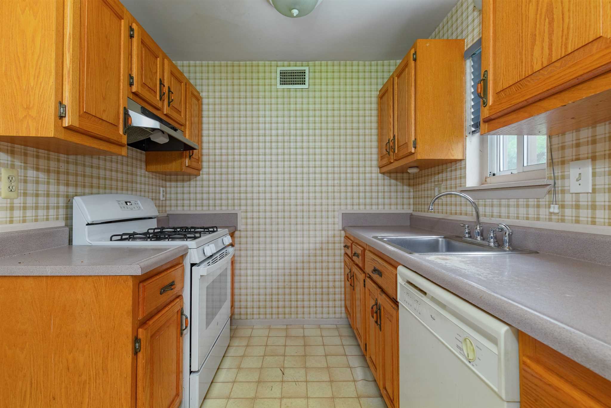 6 Knightsbridge, Unit A Poughkeepsie, NY 12603 - Photo 3 of 16