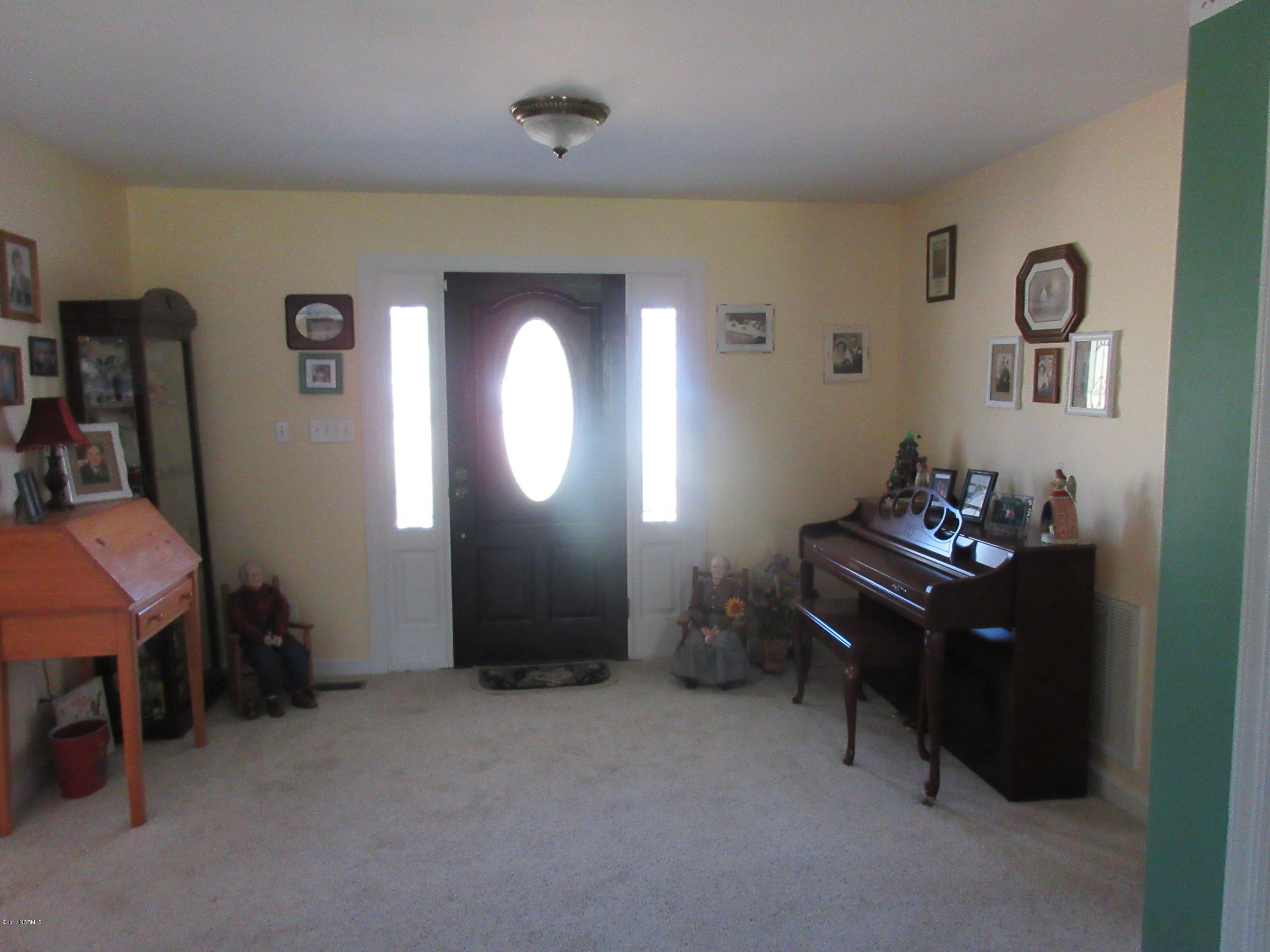 207 Raccoon Run Washington, NC 27889 - Photo 7 of 43 Foyer
