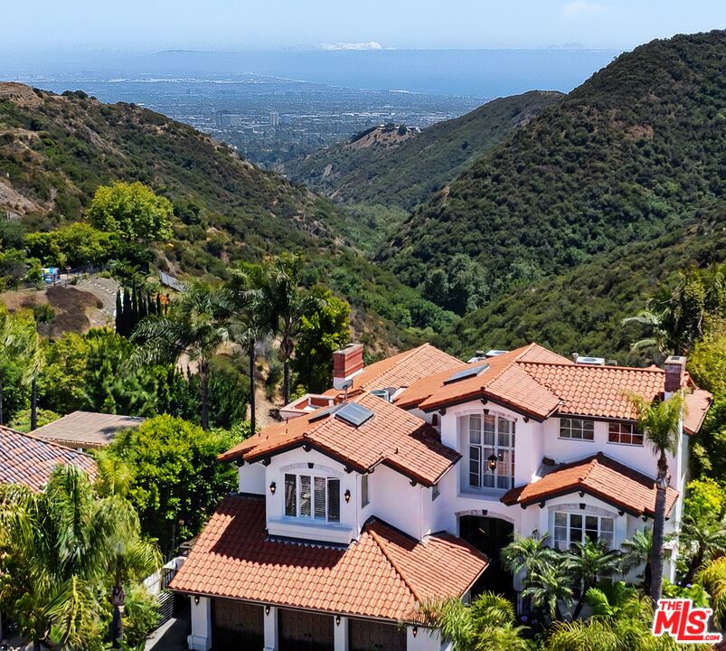 12608 Promontory Road Los Angeles, CA 90049 - Photo 4 of 68