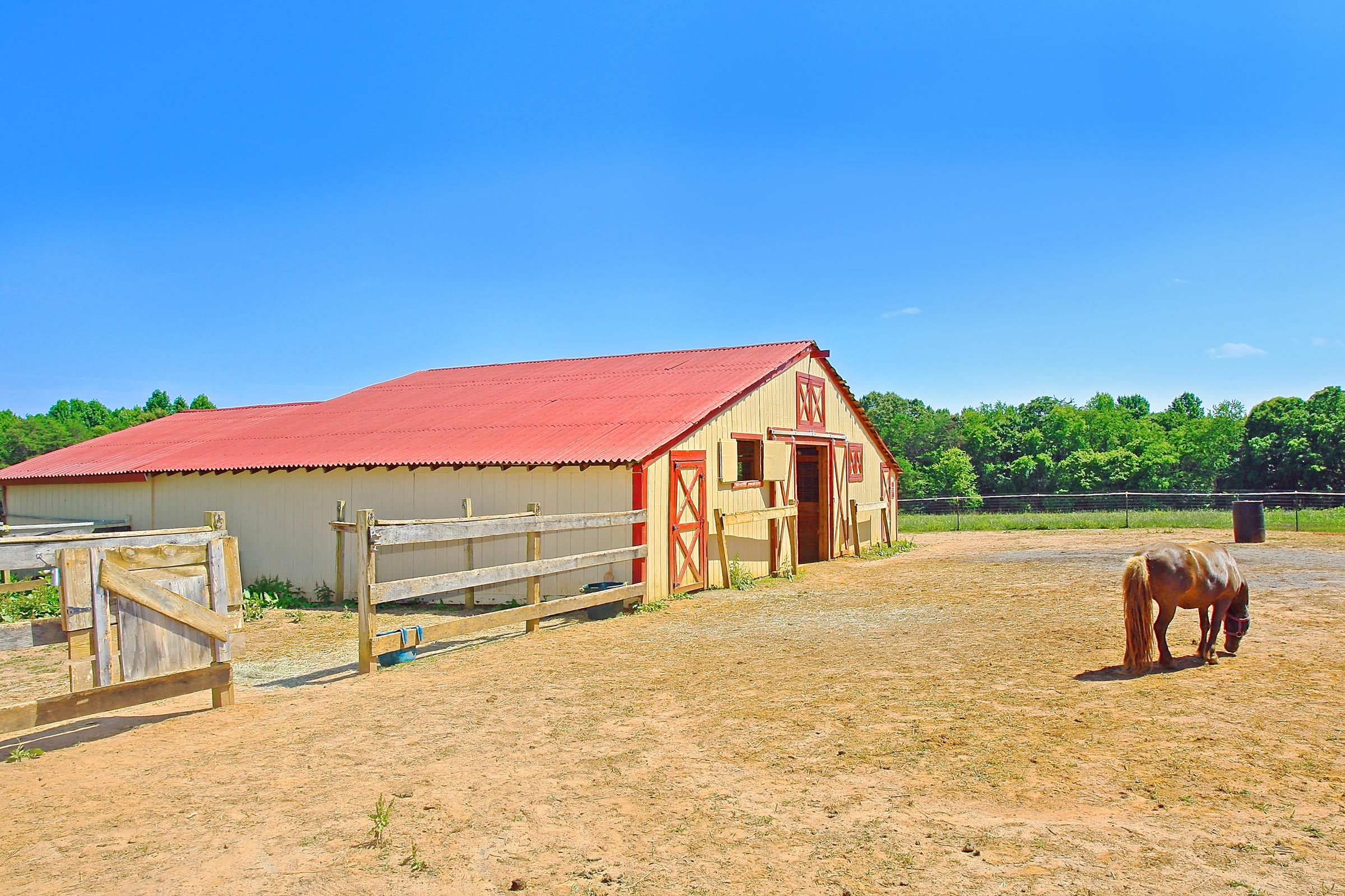 2260 Triggs Road Bedford, VA 24523 - Photo 54 of 62 STABLES_4V4B7002