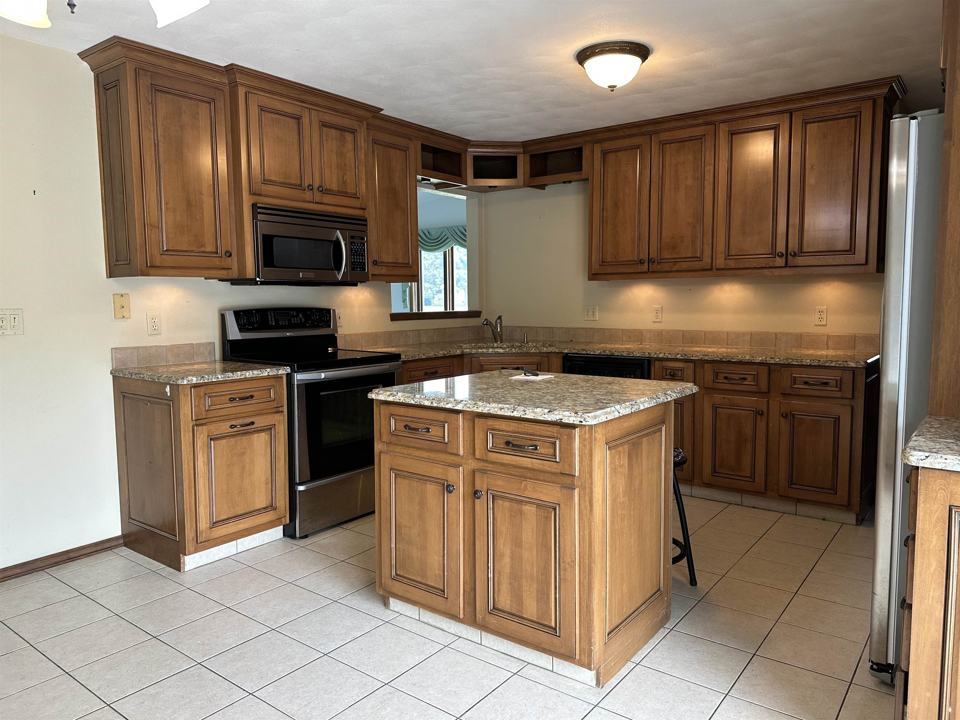 1429 Ridgeway Drive Neenah, WI 54956 - Photo 3 of 25