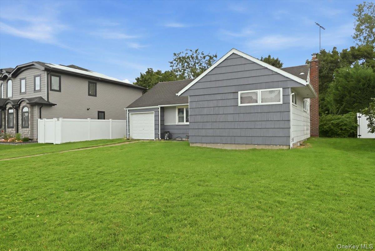 1095 Huckleberry Road Bellmore, NY 11710 - Photo 3 of 23 Gallery Image 3