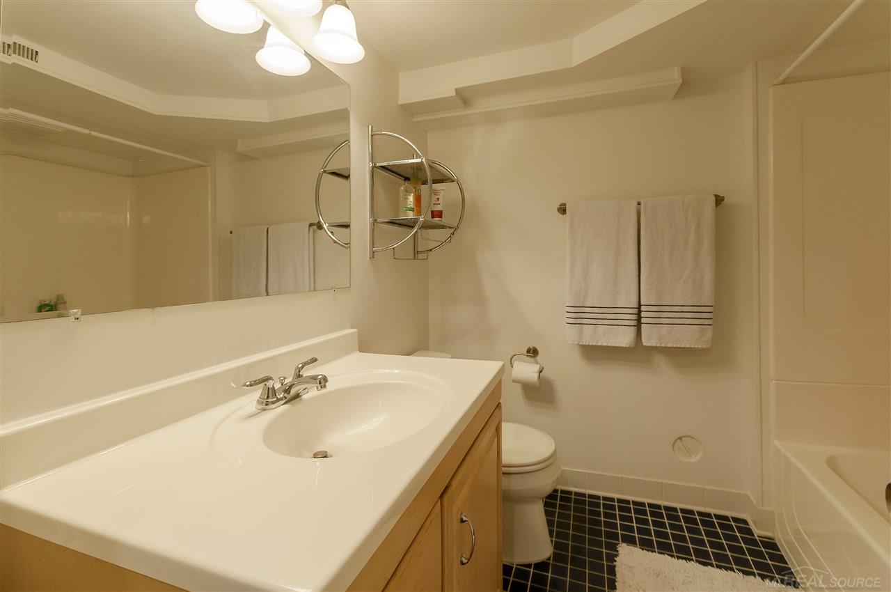 323 Moran Road Grosse Pointe, MI 48236 - Photo 27 of 33 31348932-26.JPG