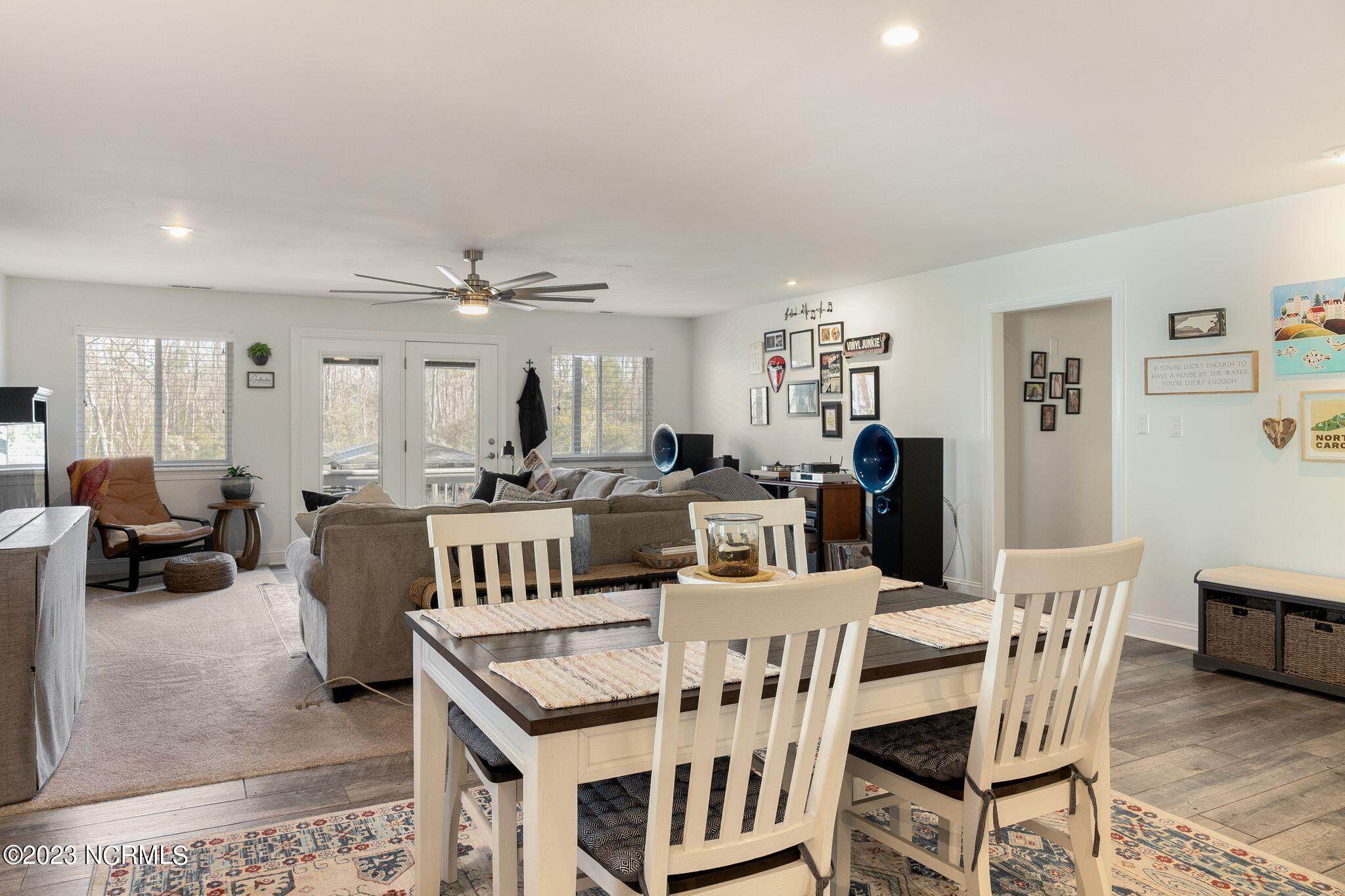 108 Bowline Road New Bern, NC 28562 - Photo 17 of 62 Dining / Living Room