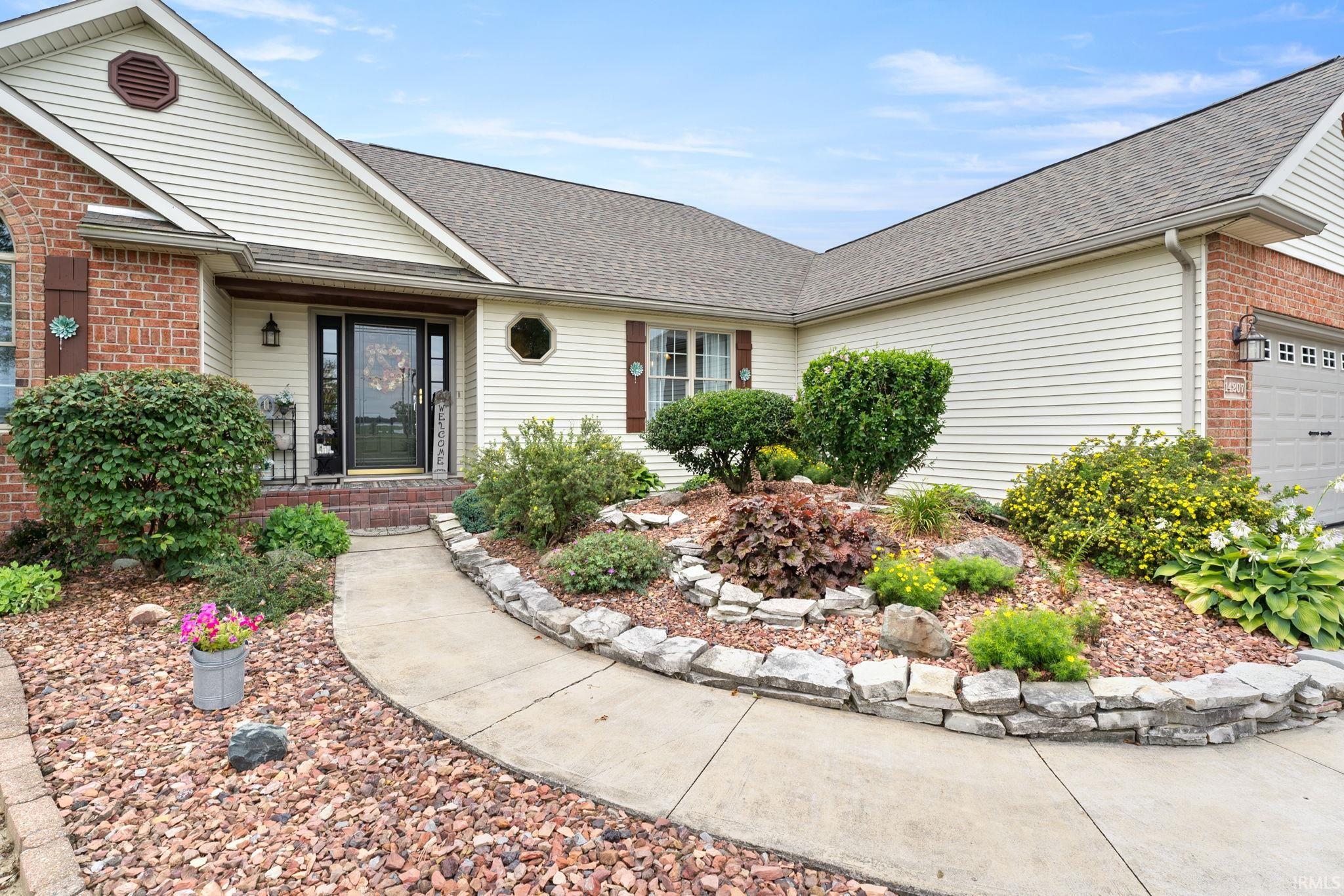 14207 Yoder Road Roanoke, IN 46783 - Photo 4 of 36