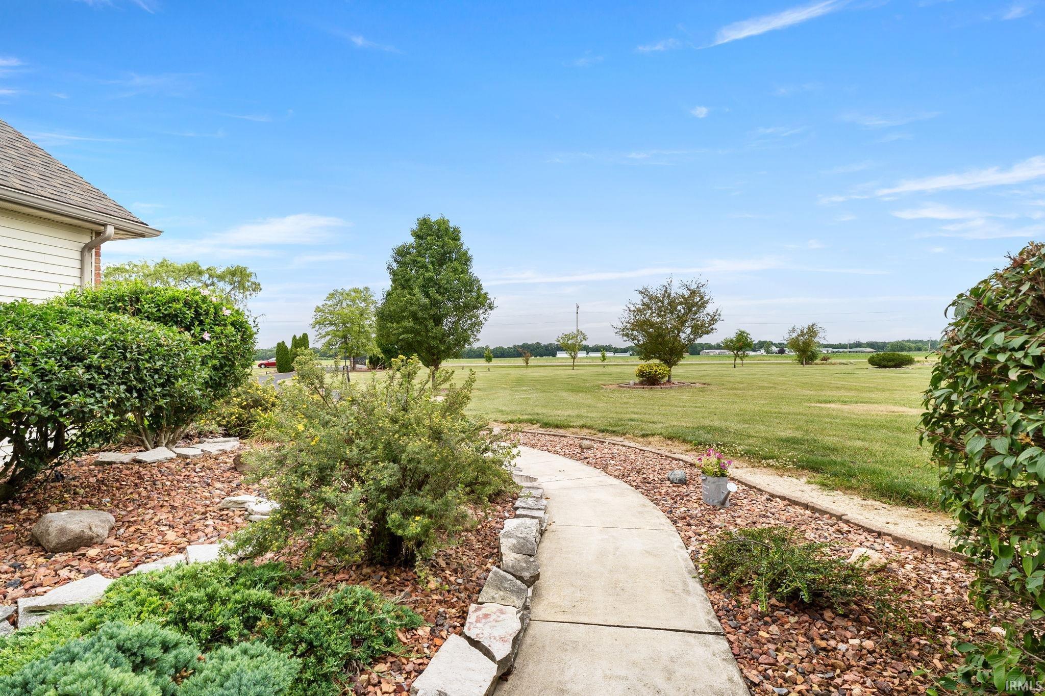 14207 Yoder Road Roanoke, IN 46783 - Photo 5 of 36