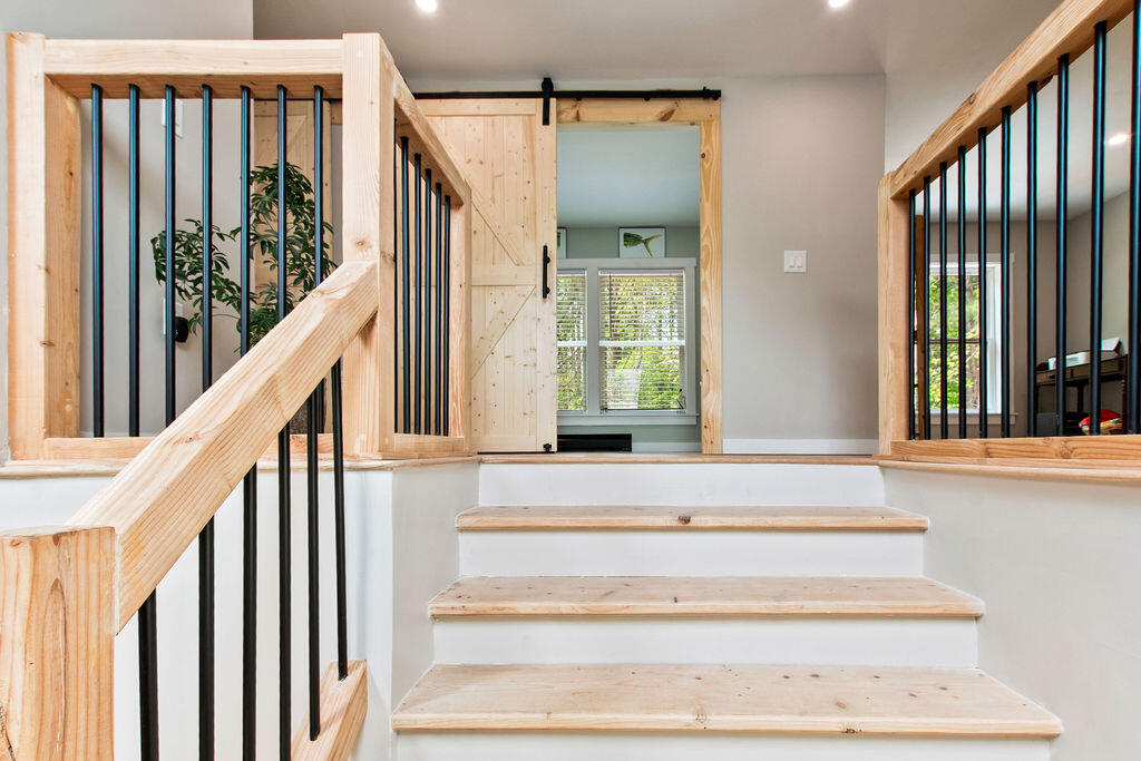 3 Bartlett Road Kittery, ME 03905 - Photo 42 of 70 Staircase