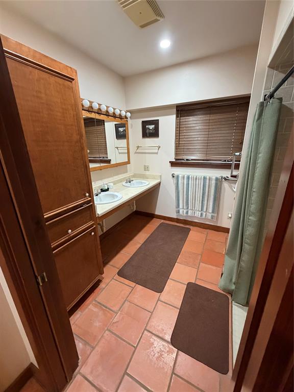 144000 Tx Highway Robert Lee, TX 76945 - Photo 20 of 37 Lodge Bath