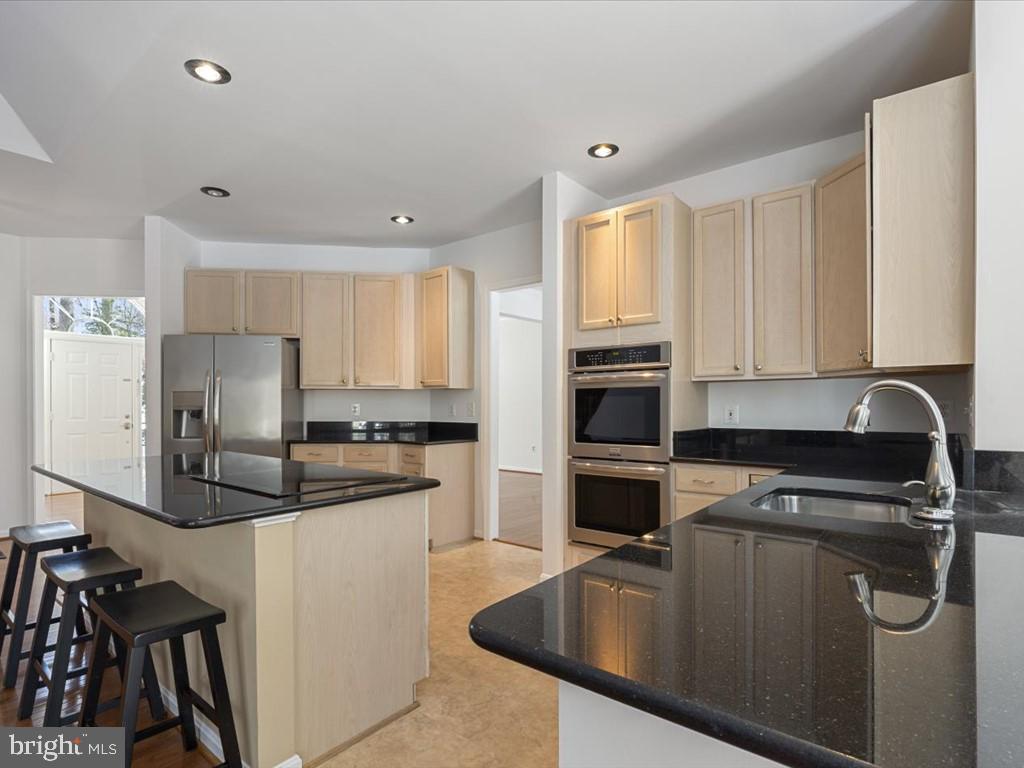 11920 Coloriver Road Manassas, VA 20112 - Photo 16 of 58 Kitchen with Island