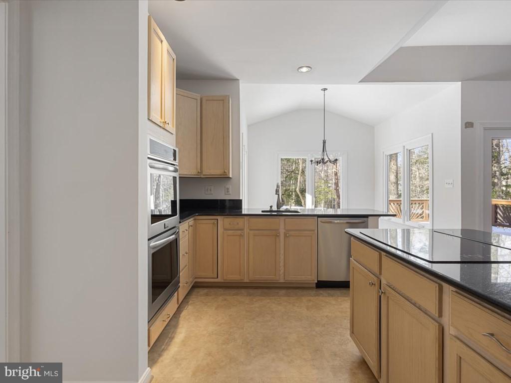 11920 Coloriver Road Manassas, VA 20112 - Photo 19 of 58 Kitchen with S/S appliance