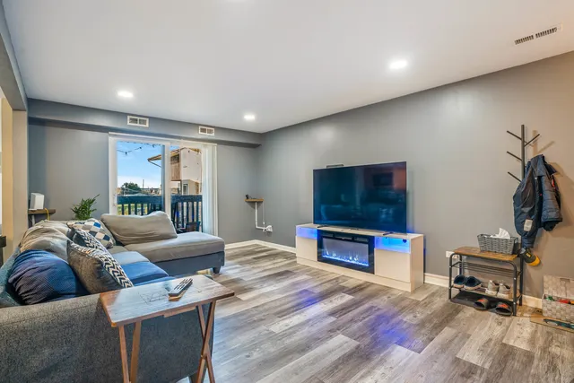 $199,000 | 4553 West 56th Street, Unit 204, Chicago, IL 60629