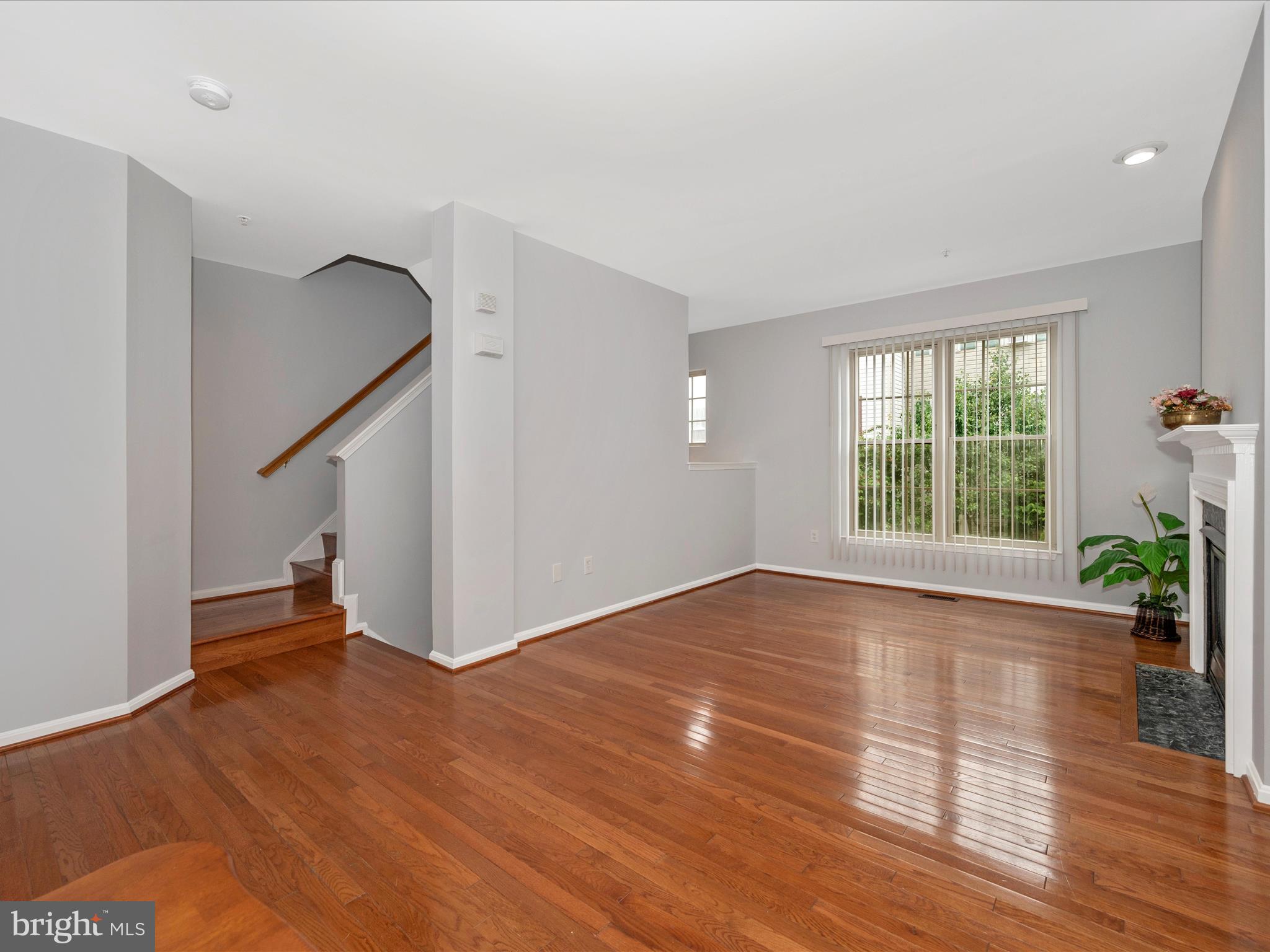 12155 Amber Ridge Circle Germantown, MD 20876 - Photo 6 of 68 Living Room