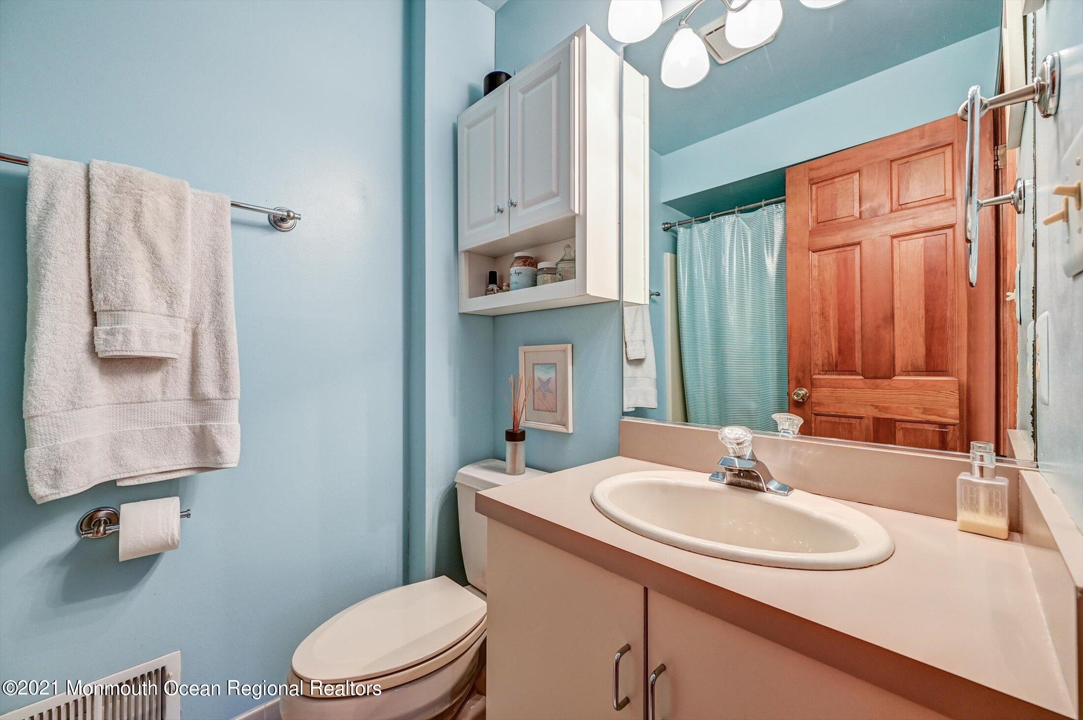 10 Crowfield Lane Holmdel, NJ 07733 - Photo 19 of 52 a bathroom with a sink toilet and mirror