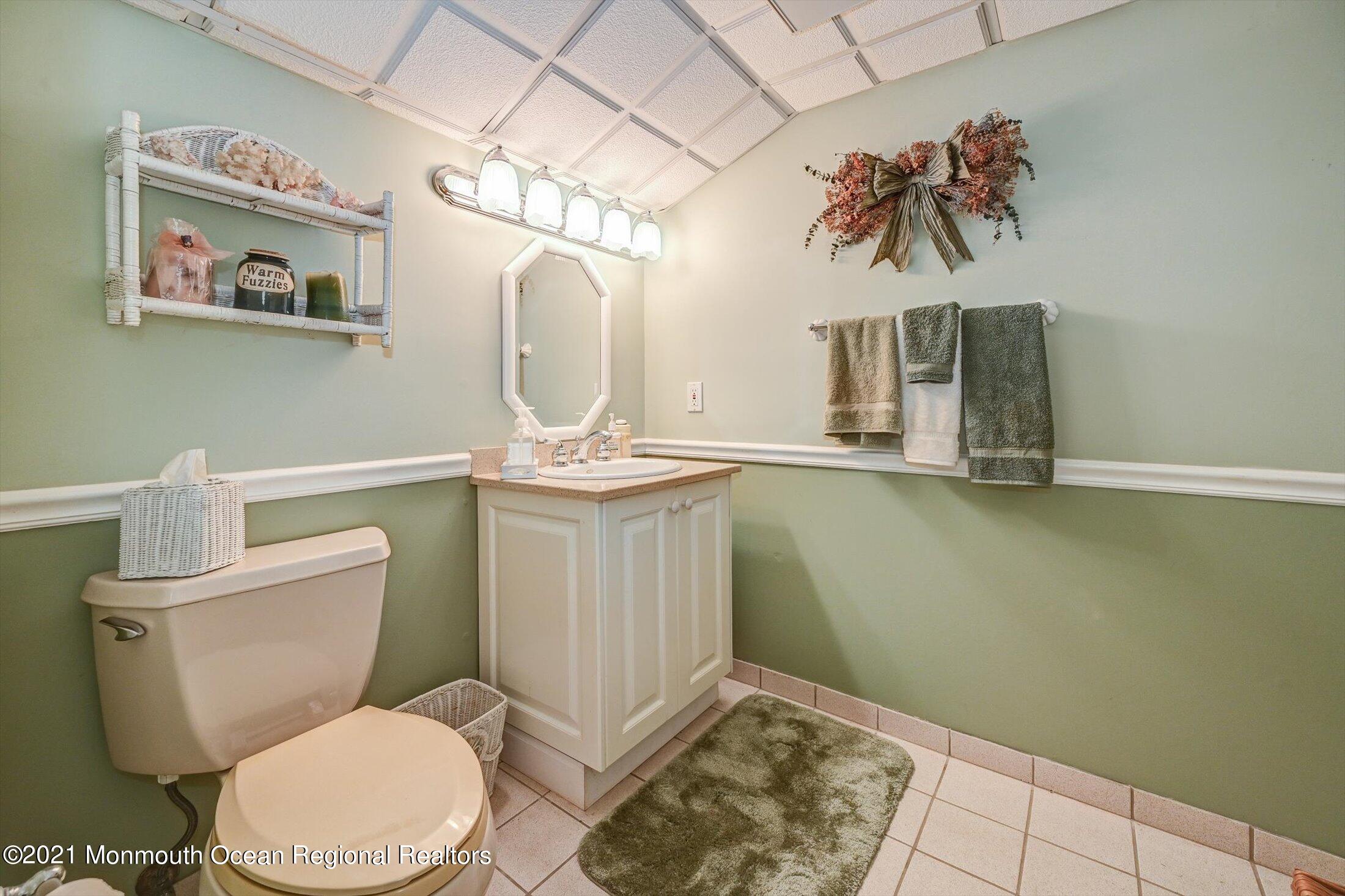 10 Crowfield Lane Holmdel, NJ 07733 - Photo 32 of 52 a living room with furniture and a chandelier