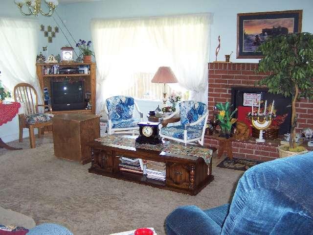 3421 Scoon Road Sunnyside, WA 98944 - Photo 5 of 7 a living room with furniture a fireplace and a window