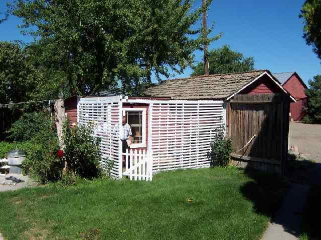 3421 Scoon Road Sunnyside, WA 98944 - Photo 6 of 7 a front view of a house with a garden
